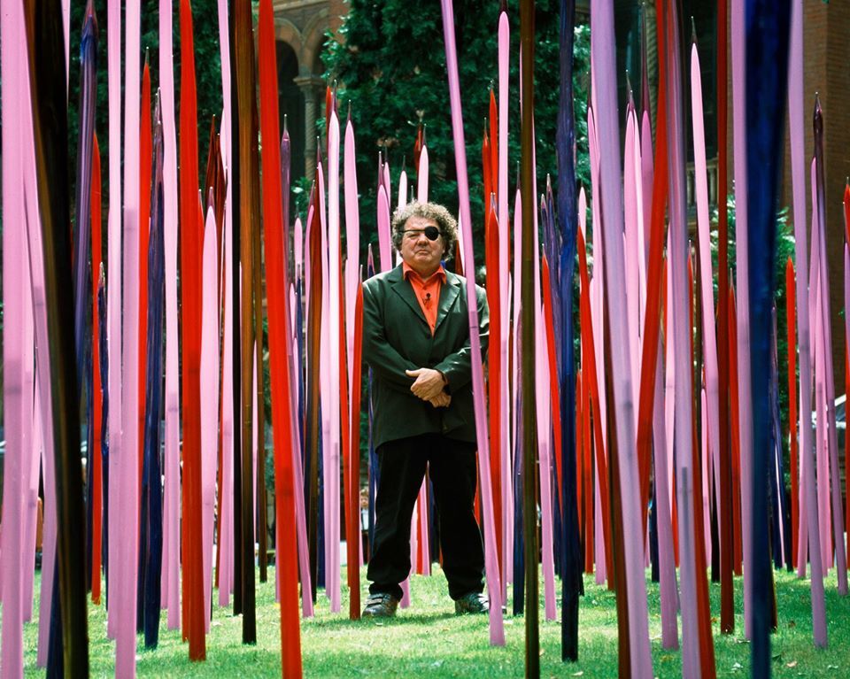 Chihuly stands among his installation of “Reeds” at his 2001 exhibition, “Chihuly at the V&A”